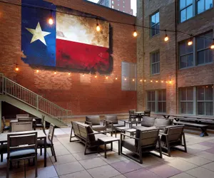 Photo 2 - Courtyard by Marriott Fort Worth Downtown/Blackstone