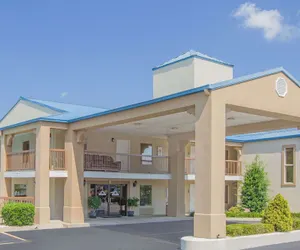 Photo 2 - Days Inn & Suites by Wyndham Pine Bluff