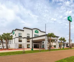 Photo 2 - Wingate by Wyndham Sulphur Near Lake Charles