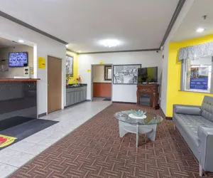 Photo 3 - Super 8 by Wyndham Big Rapids