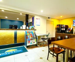 Photo 3 - Days Inn by Wyndham Los Angeles LAX/Redondo/Manhattan Beach