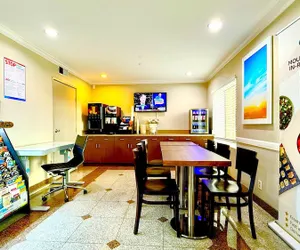 Photo 4 - Days Inn by Wyndham Los Angeles LAX/Redondo/Manhattan Beach