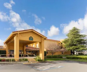 Photo 2 - La Quinta Inn & Suites by Wyndham Redding