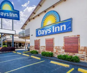 Photo 2 - Days Inn by Wyndham Austin/University/Downtown