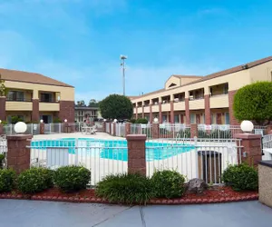 Photo 2 - Magnuson Hotel Virginia Beach