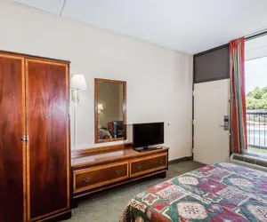 Photo 2 - Days Inn by Wyndham Statesboro
