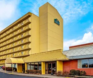 Photo 2 - La Quinta Inn & Suites by Wyndham Stamford / New York City