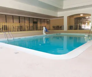 Photo 2 - La Quinta Inn & Suites by Wyndham Stamford / New York City