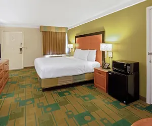 Photo 5 - Travelodge by Wyndham Phoenix North