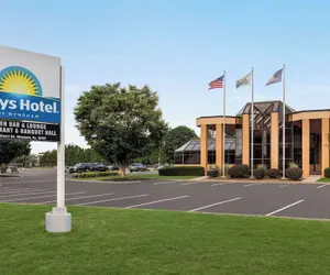 Photo 2 - Days Hotel by Wyndham Allentown Airport / Lehigh Valley