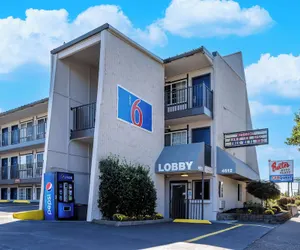 Photo 2 - Motel 6 Portland, OR - Southeast