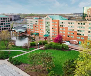 Photo 2 - Elimwood Hotel, A Ramada by Wyndham