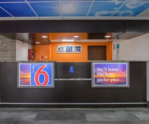 Photo 2 - Motel 6 Savannah, GA - Midtown