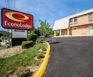 Photo 2 - Econo Lodge Biltmore