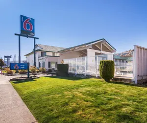 Photo 2 - Motel 6 The Dalles, OR