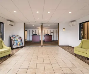 Photo 5 - Rodeway Inn & Suites Portland - Jantzen Beach