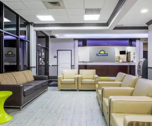 Photo 3 - Days Inn & Suites by Wyndham Orlando Airport
