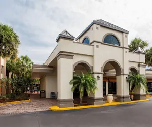 Photo 2 - Days Inn & Suites by Wyndham Orlando Airport