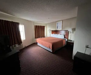 Photo 3 - Days Inn & Suites by Wyndham Rancho Cordova