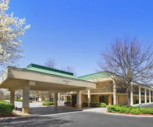 Photo 2 - Howard Johnson by Wyndham Greensboro Near the Coliseum