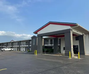 Photo 2 - Super 8 by Wyndham Monroe