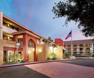 Photo 2 - La Quinta Inn & Suites by Wyndham Thousand Oaks-Newbury Park