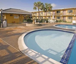 Photo 2 - Americas Best Value Inn Laredo