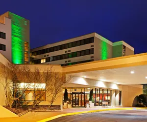 Photo 2 - Holiday Inn, an IHG Hotel