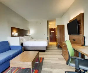 Photo 4 - Holiday Inn Express & Suites Aurora - Naperville, an IHG Hotel