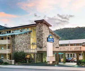 Photo 2 - Days Inn & Suites by Wyndham Downtown Gatlinburg Parkway