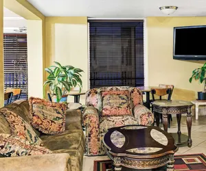 Photo 4 - Days Inn & Suites by Wyndham Downtown Gatlinburg Parkway