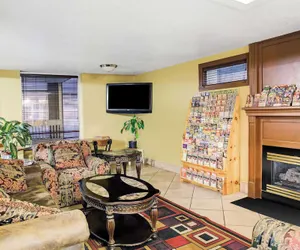 Photo 3 - Days Inn & Suites by Wyndham Downtown Gatlinburg Parkway