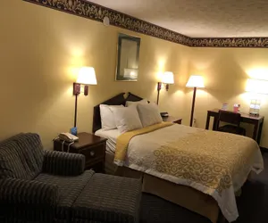 Photo 3 - Days Inn & Suites by Wyndham Youngstown / Girard Ohio