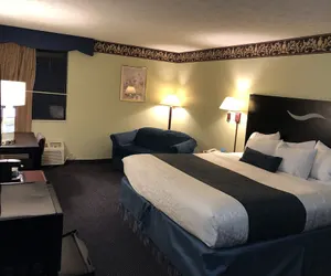 Photo 4 - Days Inn & Suites by Wyndham Youngstown / Girard Ohio