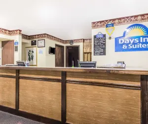 Photo 2 - Days Inn & Suites by Wyndham Youngstown / Girard Ohio