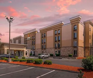 Photo 2 - Comfort Inn & Suites East Hartford - Hartford