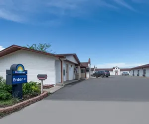 Photo 2 - Days Inn by Wyndham Jamestown