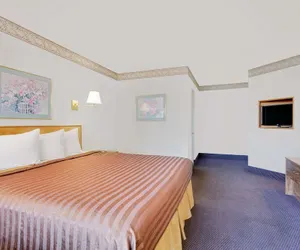 Photo 4 - Travelodge by Wyndham Page, View of Lake Powell