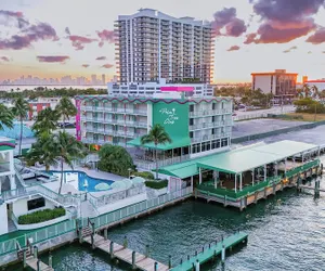 Photo 2 - Palm Tree Club Miami Hotel