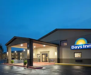Photo 2 - Days Inn & Suites by Wyndham Athens Alabama