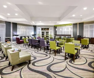 Photo 3 - La Quinta Inn & Suites by Wyndham Dallas North Central