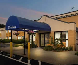 Photo 2 - All Seasons Inn & Suites Smithfield Providence