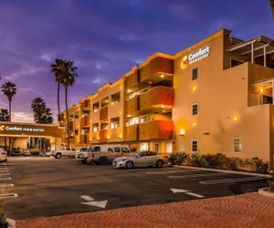 Photo 2 - Comfort Inn & Suites Huntington Beach