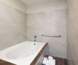 Photo 5 - Super 8 by Wyndham Bakersfield South CA