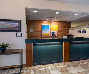 Photo 3 - Days Inn & Suites by Wyndham Madison