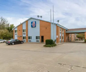 Photo 2 - Motel 6 Davenport, IA