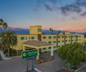 Photo 2 - La Quinta Inn & Suites by Wyndham Tucson - Reid Park