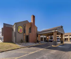 Photo 2 - Super 8 by Wyndham Kansas City Airport North