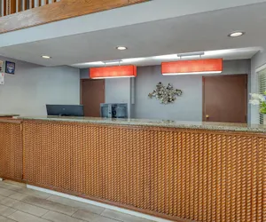 Photo 4 - SureStay by Best Western Kansas City Country Inn North