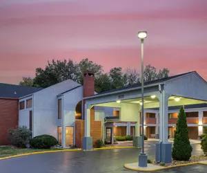 Photo 2 - SureStay by Best Western Kansas City Country Inn North